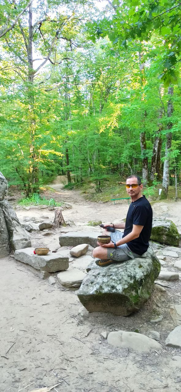 Мастер Сергей — практик звукотерапии поющими чашами